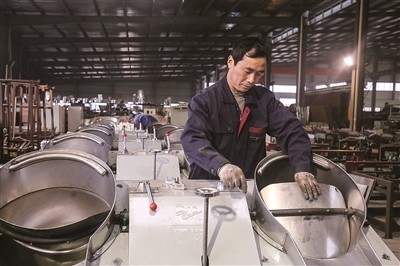 Процесс сборки на заводе оборудования