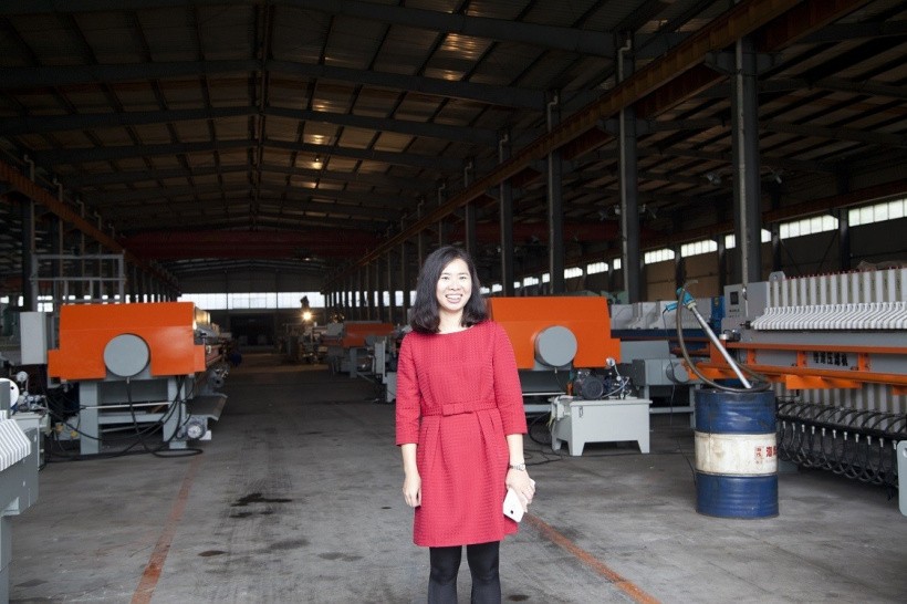 Сотрудник хейхейского офиса компании Eurasia Group на заводе Longyuan (КНР)
